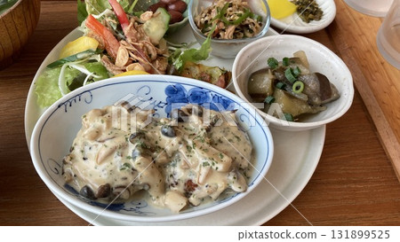 奶油蘑菇燉漢堡牛排 奶油蘑菇燉漢堡牛排 131899525