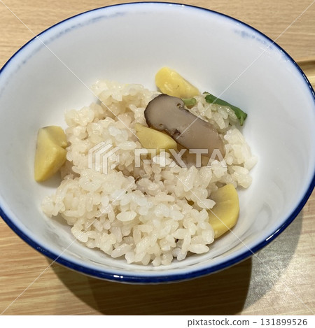 釜飯(鍋煮飯)-栗子和舞茸 釜飯(鍋煮飯)-栗子和舞茸 131899526