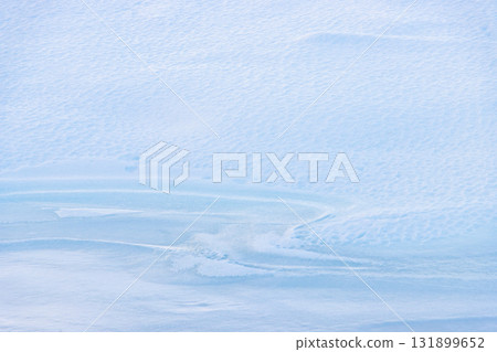 藍白色的雪湖表面 藍白色的雪湖表面 131899652