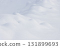 新雪覆蓋地面 131899693