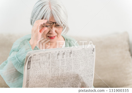 老人在看報紙,老年婦女(老花眼,無法閱讀) 老人在看報紙,老年婦女(老花眼,無法閱讀) 131900335