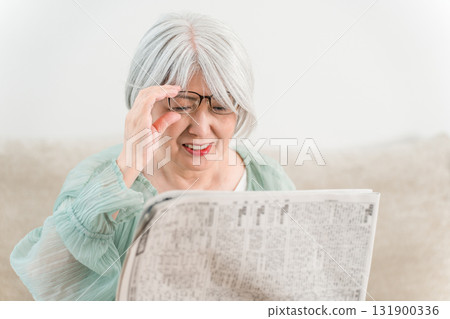 老人在看報紙，老年婦女（老花眼，無法閱讀） 131900336