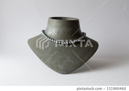 灰色珍珠項鍊水平構圖 灰色珍珠項鍊水平構圖 131900468