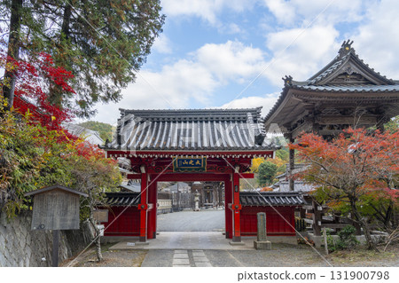 Honkokuji Temple Kaiunmon Gate (Red Gate) Autumn foliage season Honkokuji Temple Kaiunmon Gate (Red Gate) Autumn foliage season 131900798