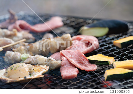 燒烤肉類、蔬菜和扇貝 131900805