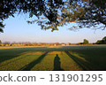 夕陽西下，日潟八賀公園的寬闊廣場 131901295