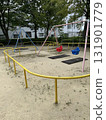 在公園裡盪鞦韆 在公園裡盪鞦韆 131901779