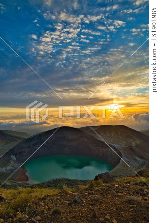 黎明時的藏王禦釜火山口 黎明時的藏王禦釜火山口 131901985