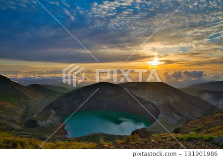 黎明時的藏王禦釜火山口 黎明時的藏王禦釜火山口 131901986