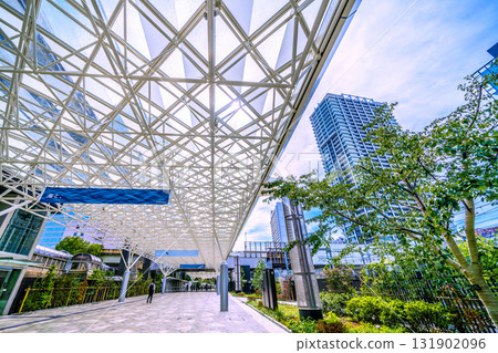 Tokyo cityscape in Japan - View of the pedestrian walkway connecting Hamamatsu Station and Blue Front Shibaura Tokyo cityscape in Japan - View of the pedestrian walkway connecting Hamamatsu Station and Blue Front Shibaura 131902096