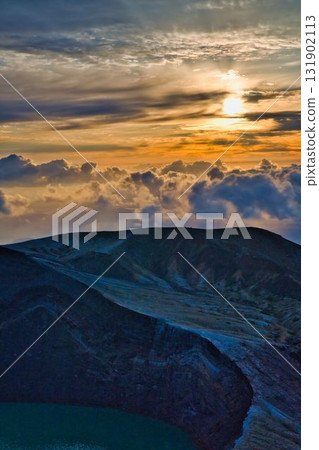 黎明時的藏王禦釜火山口 131902113