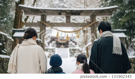 一家人下雪天去神社參拜，這是他們今年第一次參拜 131902345