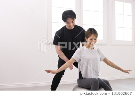 Young woman receiving lessons from a personal trainer 131902607