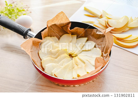 煎鍋中的蘋果片 131902811