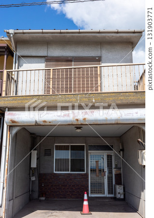 日本廣島縣福山市鞆之浦美麗的古老建築和街景 131903771