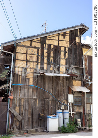 日本廣島縣福山市鞆之浦美麗的古老建築和街景 131903780