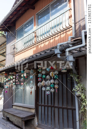 日本廣島縣福山市鞆之浦美麗的古老建築和街景 131903781