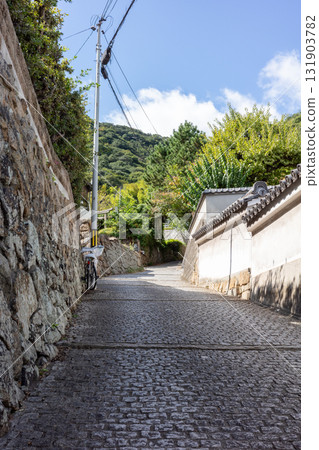 日本廣島縣福山市鞆之浦美麗的古老建築和街景 131903782