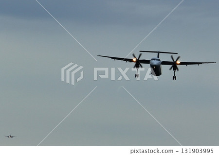 大阪國際機場 ANA 龐巴迪 DHC8-Q400 螺旋槳飛機著陸準備就緒川尻千里 大阪國際機場 ANA 龐巴迪 DHC8-Q400 螺旋槳飛機著陸準備就緒川尻千里 131903995
