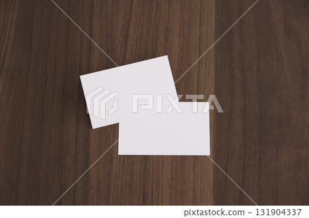 棕色背景的白色卡片 20 131904337