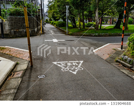 Road markings for bicycles to stop at intersections 131904688