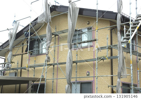 Finishing the repainting of the walls 131905146