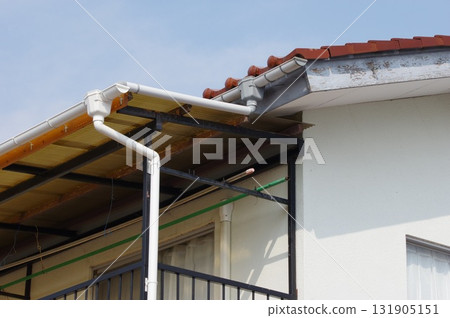 更換並修復雨水槽後的屋頂 更換並修復雨水槽後的屋頂 131905151
