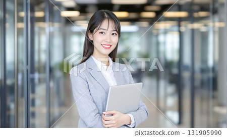 微笑的年輕女商人將筆記型電腦放在胸前 微笑的年輕女商人將筆記型電腦放在胸前 131905990