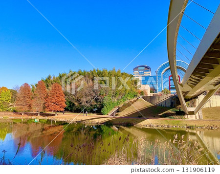 A clear autumn sky and autumn leaves reflected in the water (Aichi Health Forest Park (Pond of Life) / Higashiura Town, Chita District, Aichi Prefecture) A clear autumn sky and autumn leaves reflected in the water (Aichi Health Forest Park (Pond of Life) / Higashiura Town, Chita District, Aichi Prefecture) 131906119