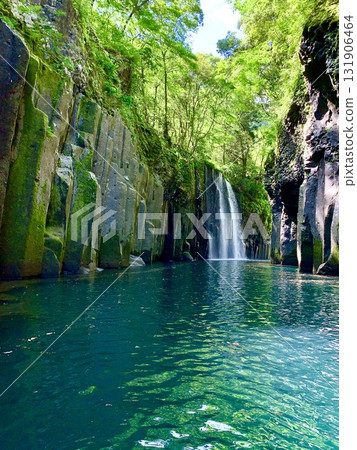 Fresh greenery on the Gokase River (columnar jointed rock cliffs and Manai Falls) (Takachiho Gorge, Takachiho Town, Nishiusuki District, Miyazaki Prefecture) Fresh greenery on the Gokase River (columnar jointed rock cliffs and Manai Falls) (Takachiho Gorge, Takachiho Town, Nishiusuki District, Miyazaki Prefecture) 131906464
