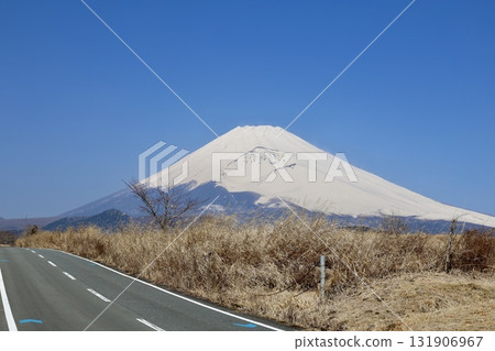 從富士裾野勝利之路眺望白雪皚皚的富士山 從富士裾野勝利之路眺望白雪皚皚的富士山 131906967