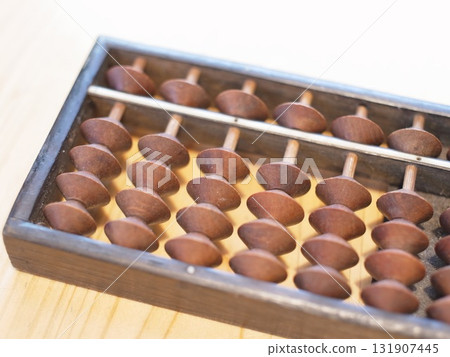 桌上的算盤 131907445