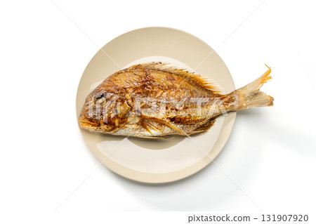 Fragrantly grilled whole sea bream 131907920