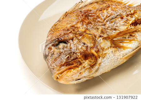 Fragrantly grilled whole sea bream 131907922