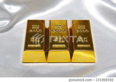 Gold, jewelry, gemstones, buying business 131908598