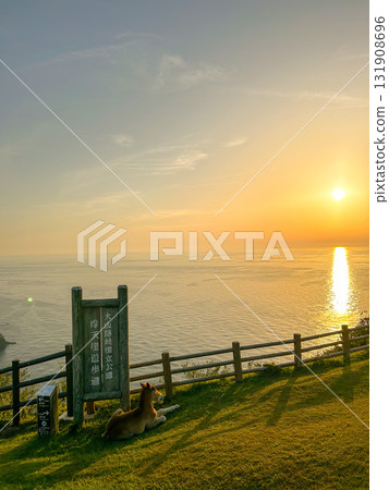 偏遠島嶼 Matengai,騎馬看海上日落 偏遠島嶼 Matengai,騎馬看海上日落 131908696