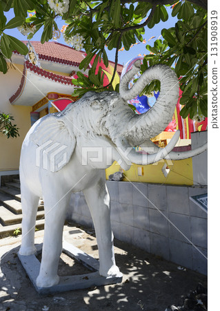 Elephant sculpture near the Chua Tu Van Pagoda 131908919