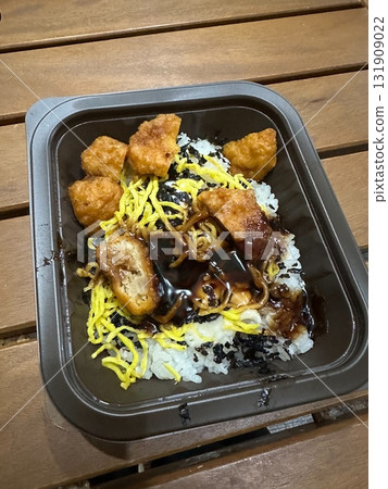 Chicken rice bento at a convenience store 131909022