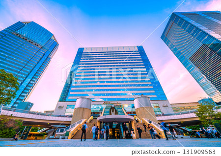 日本東京城市景觀，包括品川站和辦公大樓 131909563