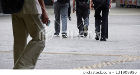 夏日早晨，通勤者穿過名古屋金山站 131909980