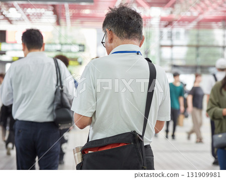 夏日清晨，名古屋金山站的一位中年男性上班族 131909981