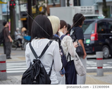 夏季城市街道上等待紅綠燈的年輕女子 131909994