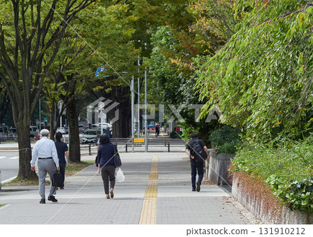 夏天在城市散步的商人和女職員 夏天在城市散步的商人和女職員 131910212