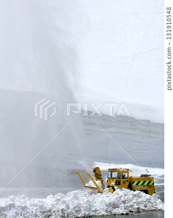 立山收費公路上的掃雪機 131910548
