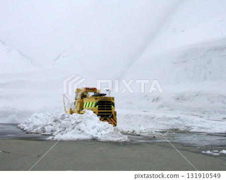 立山收費公路上的掃雪機 131910549