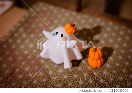 多彩的萬聖節鬼魂和南瓜 多彩的萬聖節鬼魂和南瓜 131910991