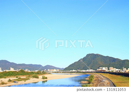Scenery of the Nagara River and Mount Kinka in Gifu City, Gifu Prefecture 131911053
