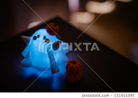 多彩的萬聖節鬼魂和南瓜 131911095