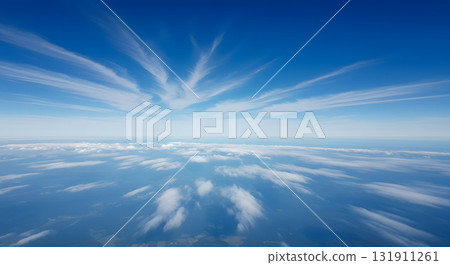 深藍色天空中的雲跡 131911261