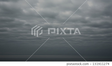 層雲在多雲的天空中蔓延 131911274